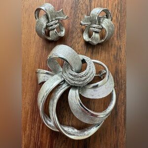 Vintage Coro Pegasus Silver Tone Set Brooch Pin Clip On Earrings Swirl Demi